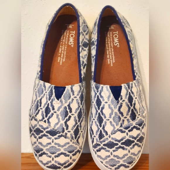 TOMS Blue and White Patterned Canvas Slip-On Shoes Women's 8 Nearly New - Picture 11 of 12